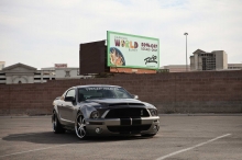Ford Mustang на верхнем уровне паркинга